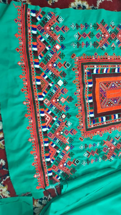 خرید لباس سوزندوزی بلوچی سبزو دوز و پلیوار اصل، لباس مجلسی شیک سوزندوزی، سفارش لباس سوزندوزی مجلسی تماماً کار دست دوخت سبزو یا موسوم ، شال کامل ملیله دوزی شده،