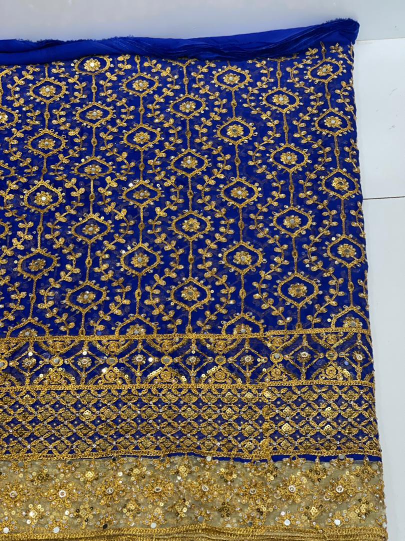 پارچه حریر سوزندوزی حاشیه دار رنگ آبی کاربنی ملیله دوزی و آینه دوزی شده بسیار شیک