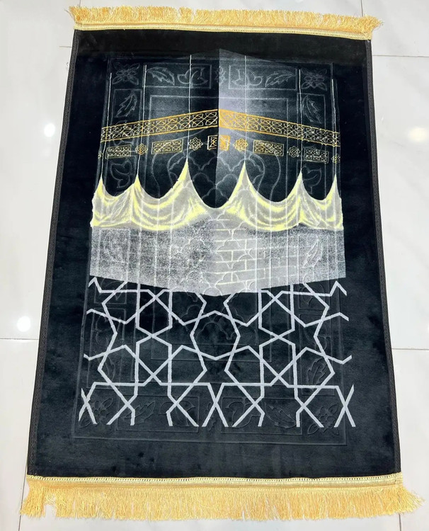 خرید اینترنتی سجاده وارداتی جنس مخمل درجه یک با زیره ترمزدار و سایز بزرگ، جانمازی طرح کعبه زیره ترمزدار و پشت قهوهای برجسته و طرحدار