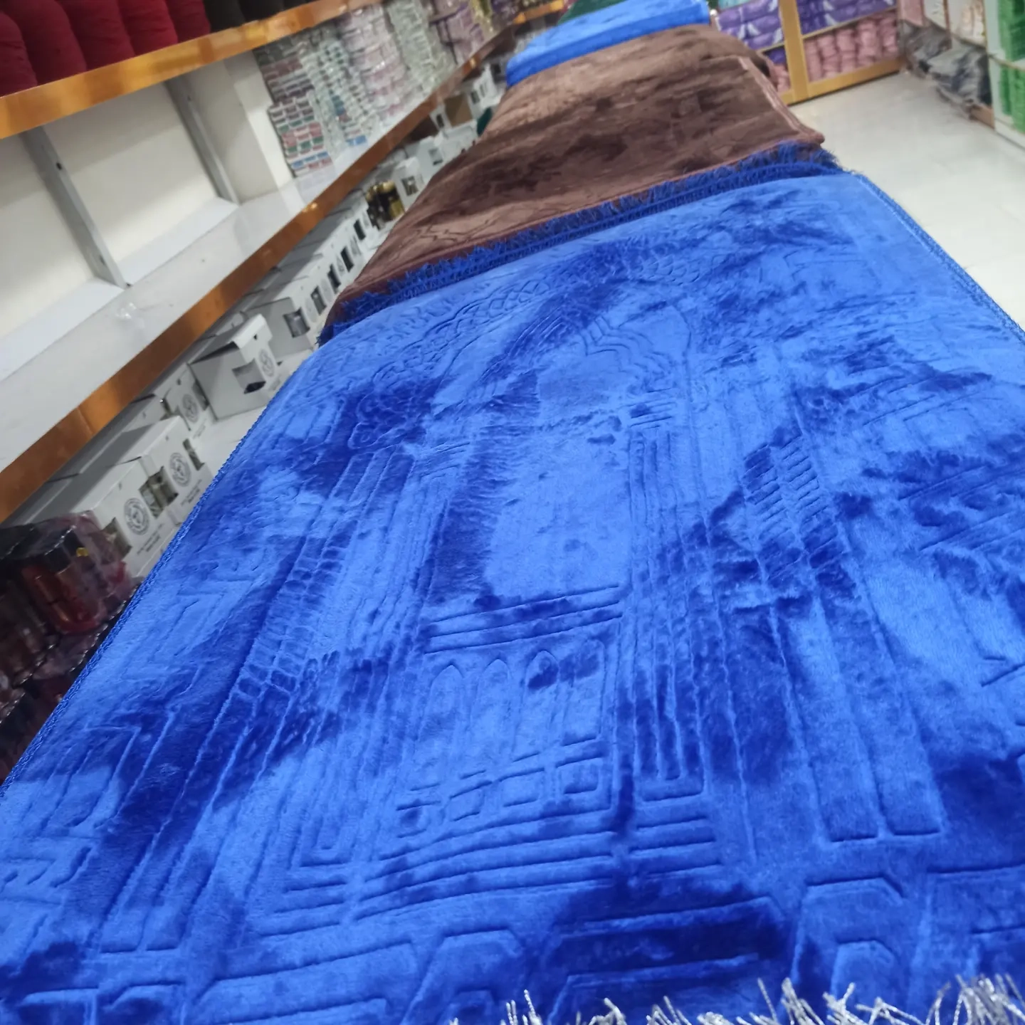 خرید و قیمت سجاده وارداتی طرح‌دار و برجسته جنس مخمل درجه یک با زیره ترمزدار در ابعاد بزرگ