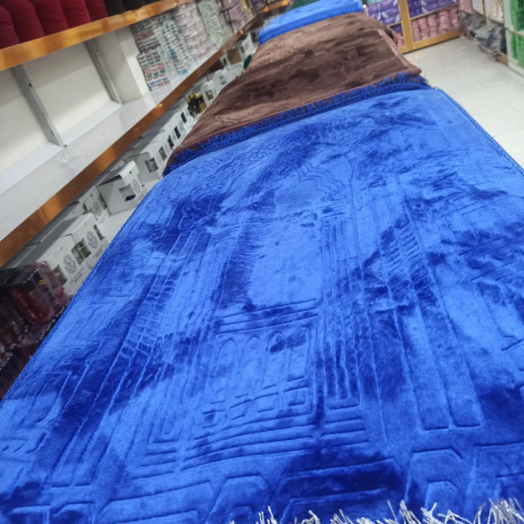 خرید و قیمت سجاده وارداتی طرحدار و برجسته جنس مخمل درجه یک با زیره ترمزدار در ابعاد بزرگ