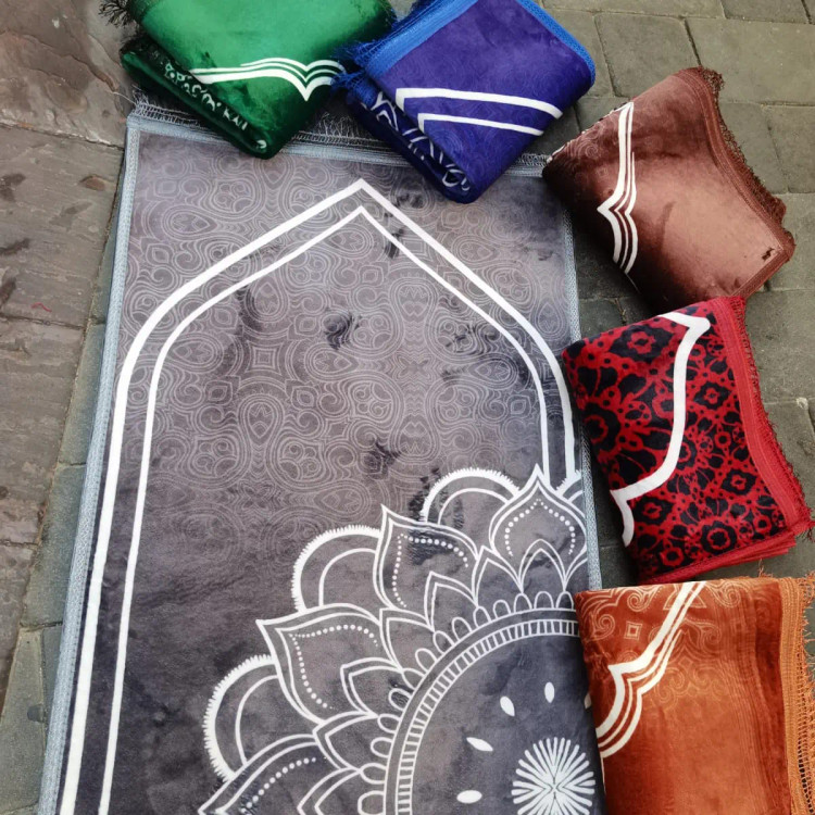 خرید اینترنتی سجاده مخمل ترمزدار و ضدلغزش و جنس درجه یک