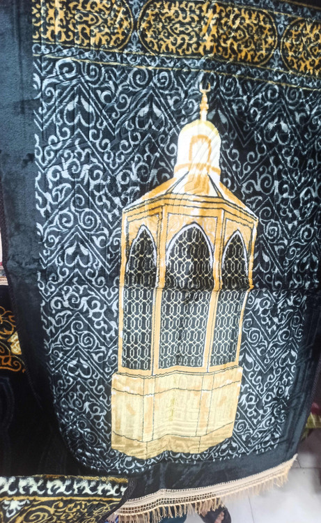 خرید و قیمت سجاده وارداتی جنس مخمل درجه یک با زیره ترمزدار و سایز بزرگ، جانمازی طرح پرده خانه خدا