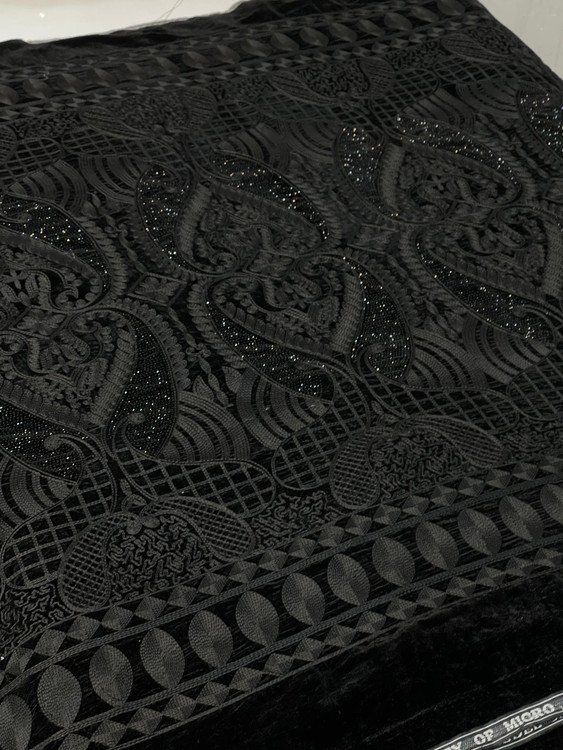 سفارش اینترنتی پارچه های مخمل سوزندوزی بسیار شیک و جذاب مناسب برای مانتو، کت خانم های شیک پوش