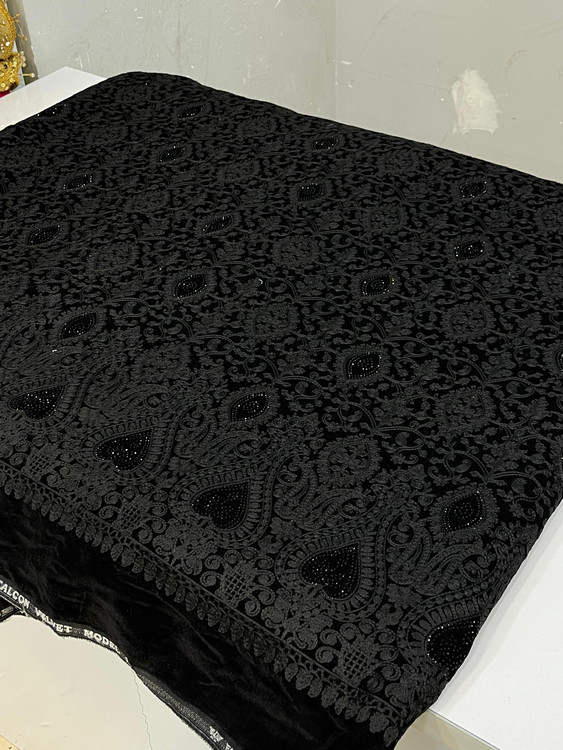 قیمت و خرید پارچه های مخمل سوزندوزی بسیار شیک و جذاب مناسب برای مانتو، کت خانم های شیک پوش