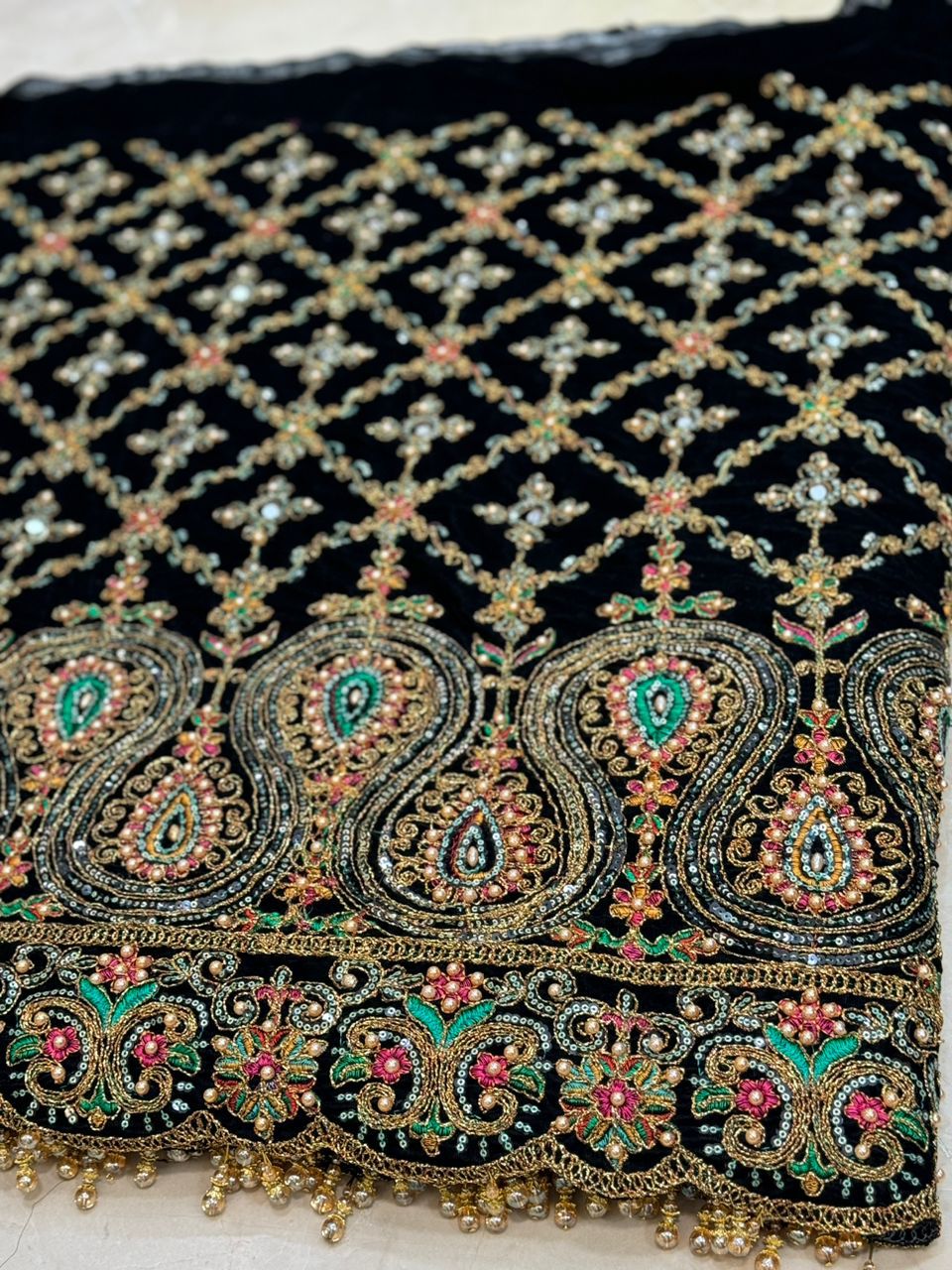 خرید و قیمت پارچه مخمل سوزندوزی حاشیه دار عرض ۱۱۰  در دو ترکیب رنگ مختلف فروش متری