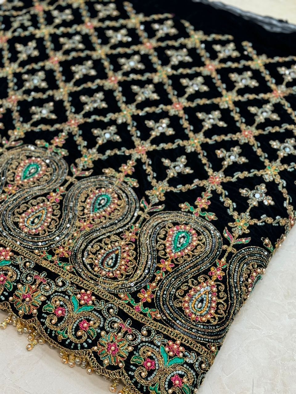 خرید اینترنتی پارچه مخمل سوزندوزی حاشیه دار عرض ۱۱۰  در دو ترکیب رنگ مختلف فروش متری