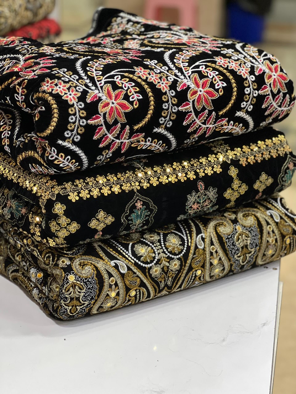 خرید اینترنتی پارچه مخمل سوزندوزی شیک و مجلسی فروش فقط متری