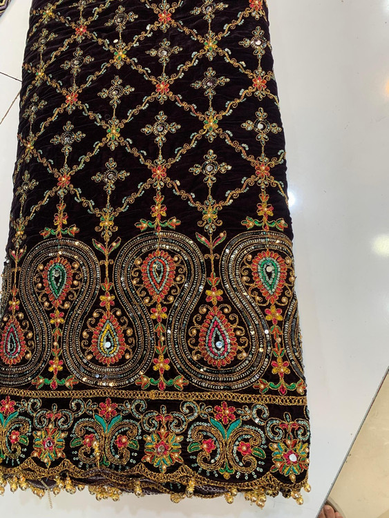 خرید اینترنتی پارچه مخمل سوزندوزی سنگین طرح طاووسی – مناسب لباس مجلسی و مانتو