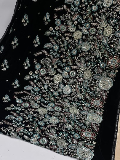 خرید اینترنتی پارچه مخمل سوزندوزی طلایی طرح سلطنتی حاشیه دار– فروش متری مخصوص لباس شب